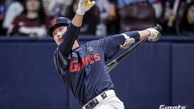 [KBO 프로야구] 롯데 전민재, 키움전 도중 머리 부상…KBO 타율 1위의 뜻밖의 악재